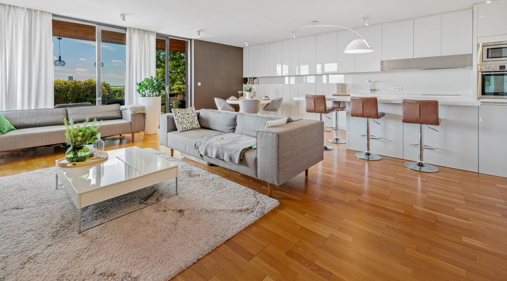 Príjemný  4 izbový byt na KOLIBE s vnútorným bazénom, saunou a parkovaním v uzavretom areáli.