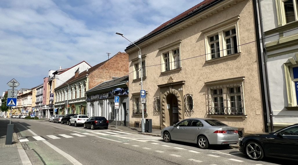 Budova v centre Trenčína s parkovaním