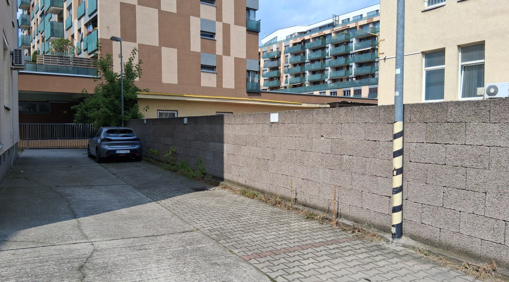 Predaj 2 vonkajších parkovacích státí v uzavretom areáli na Tomášikovej ul., Ružinov