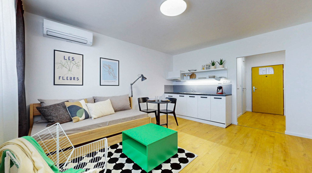 ZREKONŠTRUOVANÁ GARSÓNKA s loggiou Dev. n. Ves