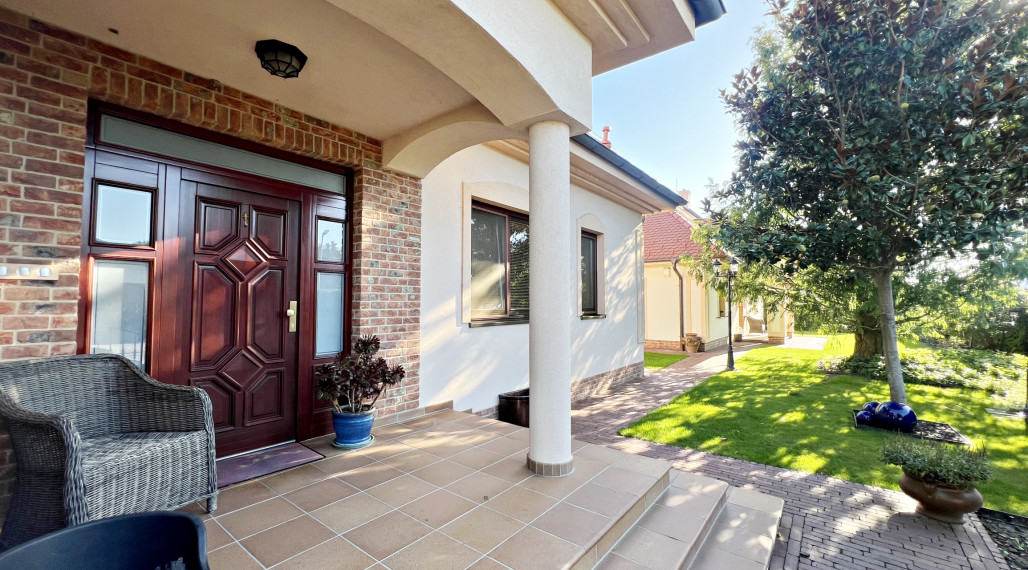 Štýlová rezidencia - 2 domy a trojgaráž len 40km do BA, 2km do DS