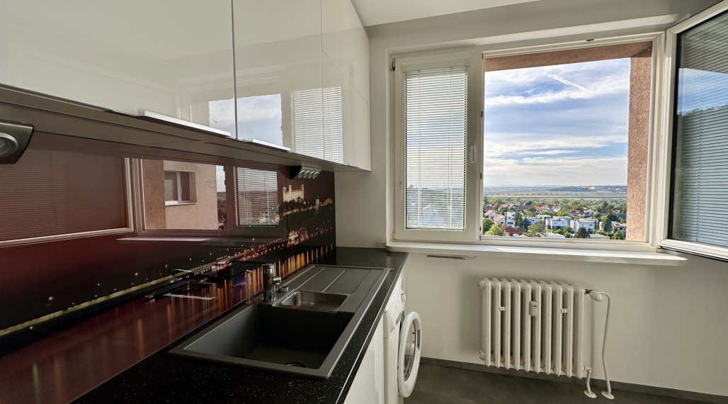 Moderný byt po kompletnej rekonštrukcii s loggiou a výhľadom