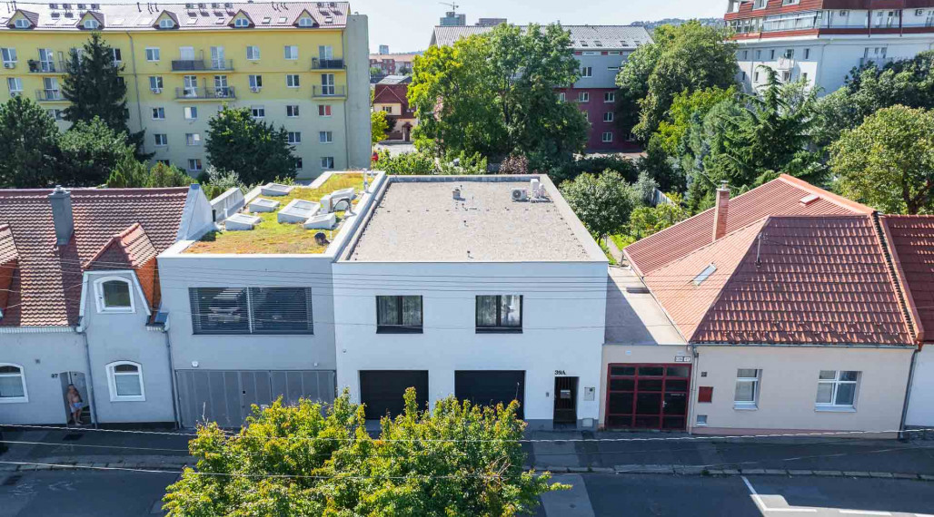 MODERNÝ RODINNÝ DOM NA PREDAJ V Perfektnej lokalite.  – 300 m² úžitkovej plochy, zimná záhrada, pozemok 500 m².