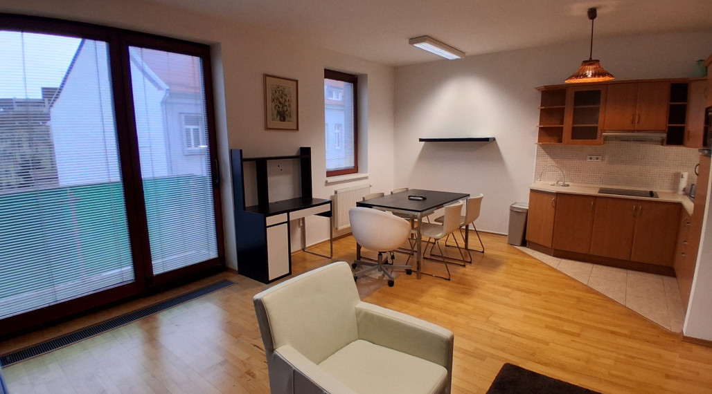 Prenájom veľkého 1 izb. bytu s parkovaním na Dunajskej ul. v Starom meste