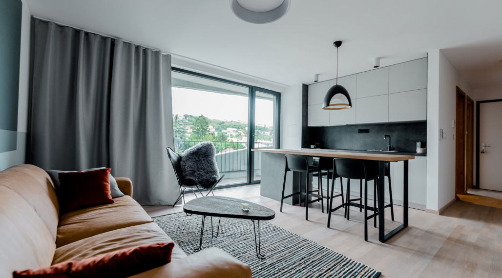 Prenájom nadštandardného 2 izbového bytu v novostavbe s parkovaním na Okánikovej ulici v centre