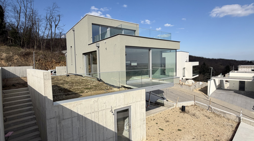 Novostavba  s výnimočným výhľadom a bazénom v Rači