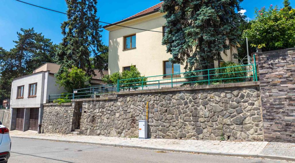 Exkluzívne u nás predaj rodinnej vily pod Slavínom s krásnym výhľadom na Mišíkovej ul.  v Starom meste