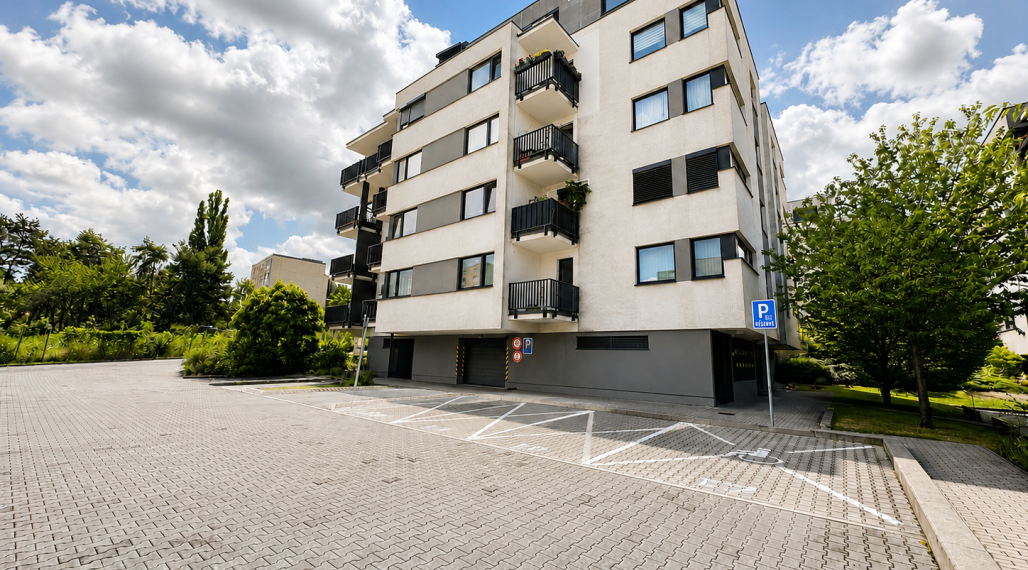 Veľkorysý penthouse s terasou a jacuzzi, 2 garážové státia.