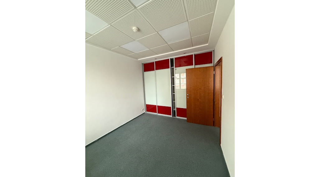 Kancelárske priestory na prenájom v budove na Vajnorskej ulici v rôznych výmerách.