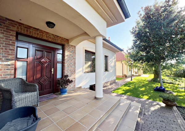 Štýlová rezidencia - 2 domy a trojgaráž len 40km do BA, 2km do DS