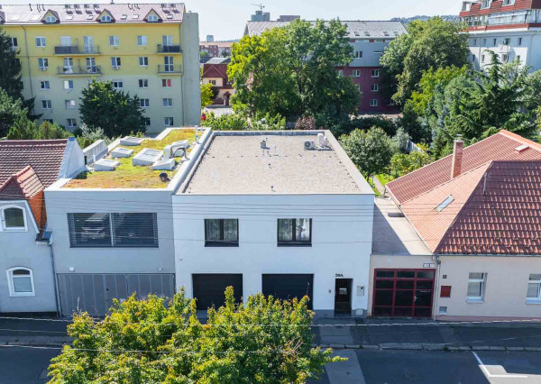 MODERNÝ RODINNÝ DOM NA PREDAJ V Perfektnej lokalite. – 300 m² úžitkovej plochy, zimná záhrada, pozemok 500 m².