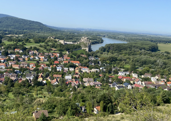 Predaj výnimočného pozemku s panoramatickým výhľadom v Devíne