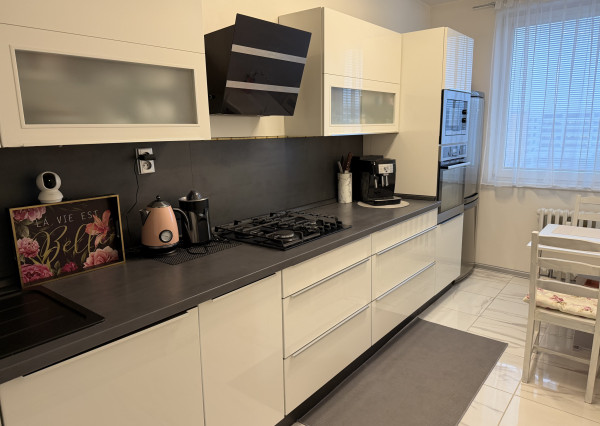 3 izbový zrekonštr. byt s loggiou, sam. kuchyňa, Blagoevova ul.