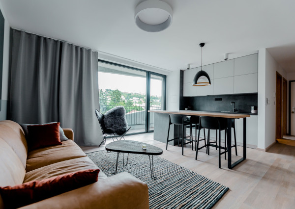 Prenájom nadštandardného 2 izbového bytu v novostavbe s parkovaním na Okánikovej ulici v centre