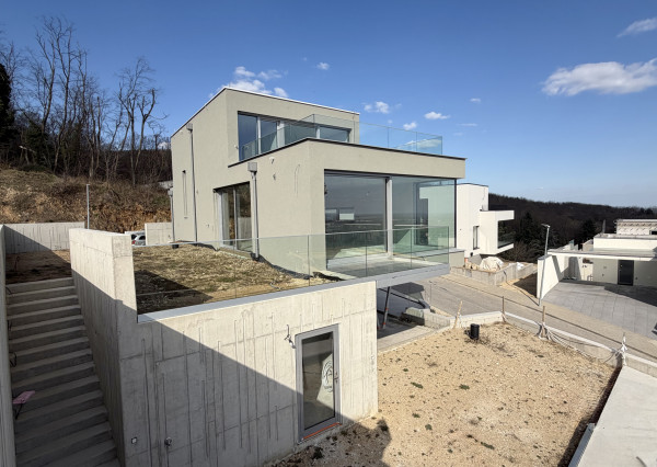 Novostavba  s výnimočným výhľadom a bazénom v Rači