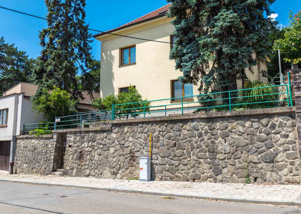 Exkluzívne u nás predaj rodinnej vily pod Slavínom s krásnym výhľadom na Mišíkovej ul.  v Starom meste