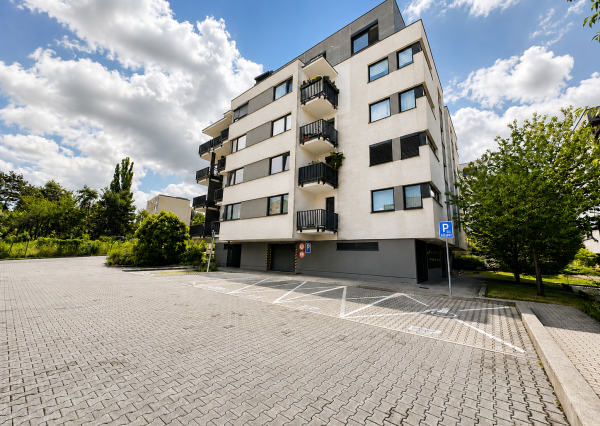 Veľkorysý penthouse s terasou a jacuzzi, 2 garážové státia.