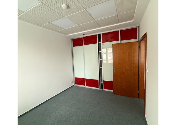 Kancelárske priestory na prenájom v budove na Vajnorskej ulici v rôznych výmerách.