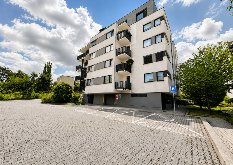 Veľkorysý penthouse s terasou a jacuzzi, 2 garážové státia.